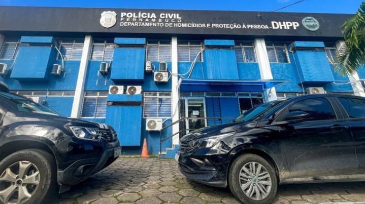 Un niño de 2 años murió y su cuerpo pasó 24 horas en un sofá: la policía descubrió que sus padres son hermanos