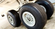 Niño de 13 años viaja de Afganistán hasta India oculto en tren de aterrizaje de avión; sobrevivió a temperaturas