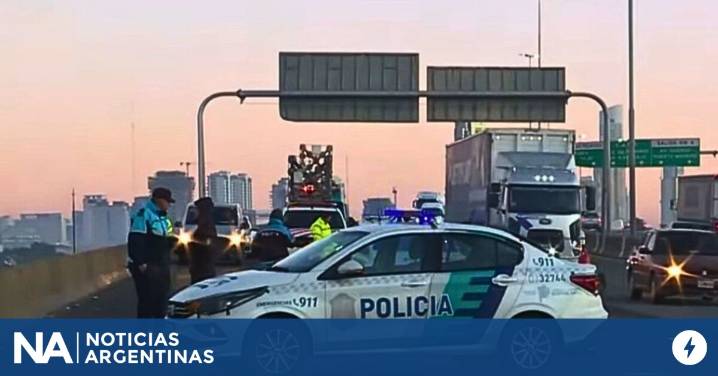 Tragedia en la autopista Buenos Aires-La Plata: un motociclista murió al chocar contra un camión