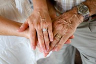 Mujer le pidió matrimonio a su pareja tras 57 años juntos: la reacción es imperdible (Video)