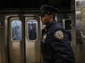 Odioso ladrón amenaza con llamar a ICE y golpea a pasajero en tren del metro de Manhattan