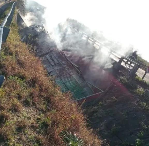 Camión chocó, volcó y se incendió en cercanías de Virasoro