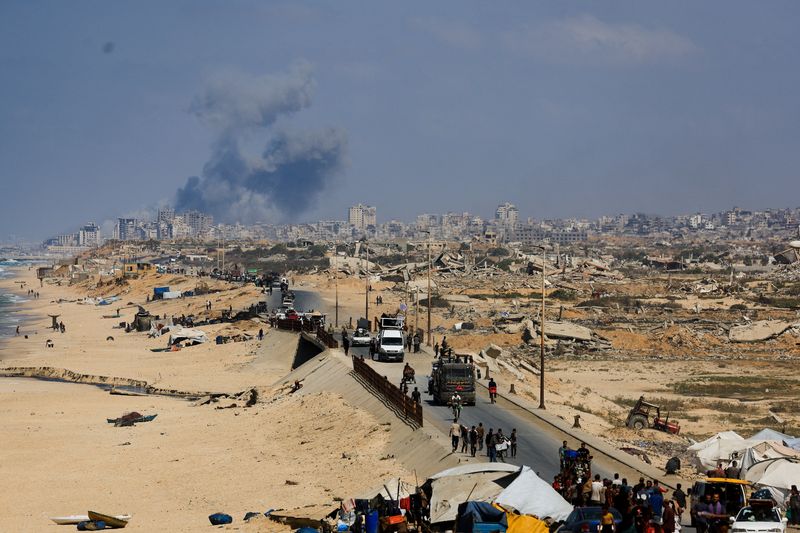 Tanks thrust deeper into Gaza, medics say many injured are trapped