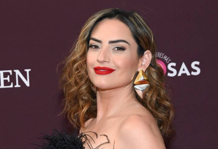 Michelle Galván deslumbra en pollera de gala panameña