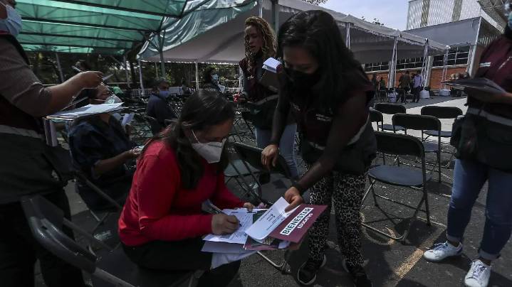 Pensión mujeres bienestar: quién recoge la tarjeta en octubre y noviembre de 2025