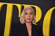 Lady Gaga se baña en pintura para promover su más reciente línea de cosméticos