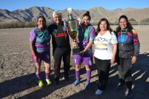 Halconas de Tl Til recibió trofeo de campeonas del fútbol femenino