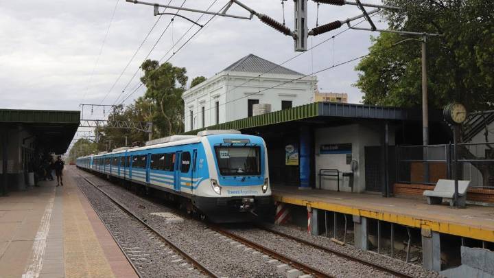 Por segundo día consecutivo, los trenes circulan a  30km/h por una medida de fuerza: El Tren Roca funciona con normalidad