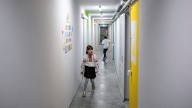 Niños ucranianos inician el año escolar en escuelas bajo tierra