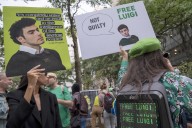 Juez desestima los cargos de terrorismo en el caso estatal contra Luigi Mangione