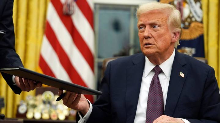 US revokes visa for Colombia’s president after he urges American soldiers to disobey Trump
