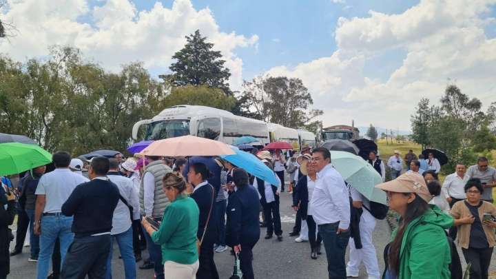 Trabajadores del sector salud bloquean la Toluca