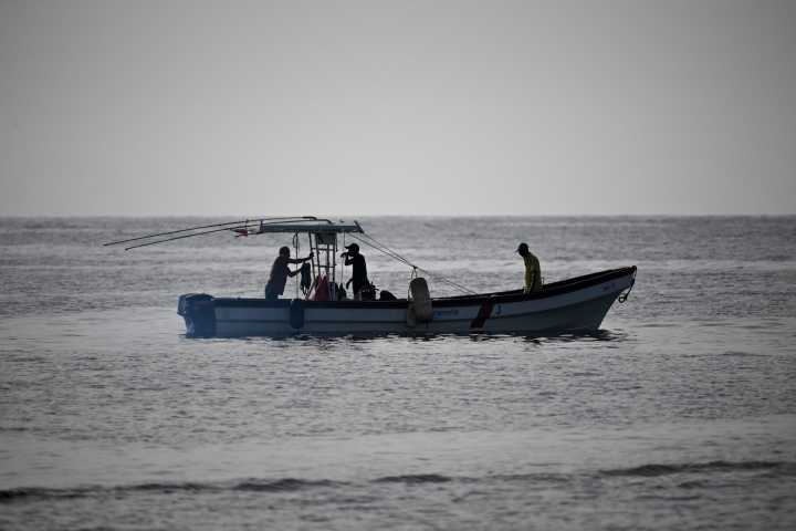 Pescadores venezolanos perciben la amenaza de los buques de EE. UU. al comparar un destructor con una lancha de pesca