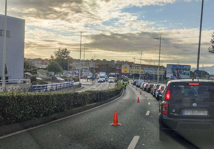 La poda de setos en La Marga atasca la turborrotonda de Valdecilla en hora punta