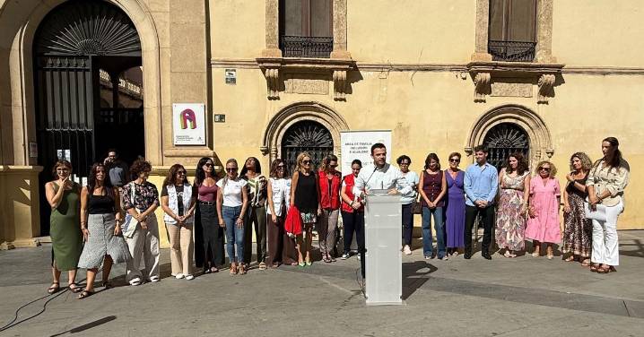 Almería advierte de los peligros del móvil para acosar, engañar y explotar a las personas