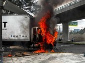 FOTOS: Normalistas lanzan bombas molotov e incendian camión en Campo Militar 1