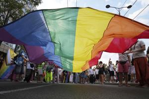 Marcha del orgullo LGBTQ+ en Serbia condena la violencia policial contra manifestantes