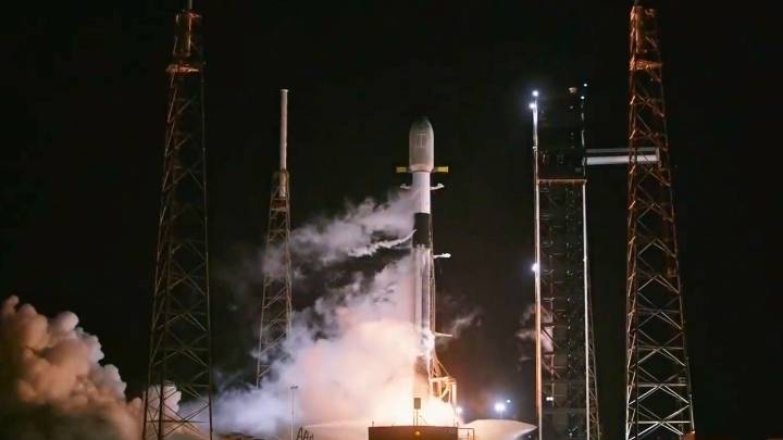 SpaceX launches 28 Starlink broadband satellites to orbit from Florida (video)