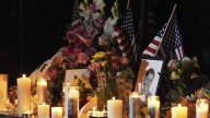 Arrestan a un joven por vandalizar el memorial de Charlie Kirk frente a la sede de Turning Point USA en Phoenix