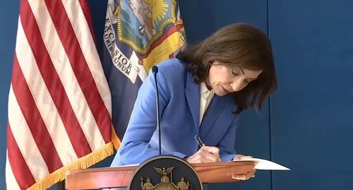 New York Gov. Kathy Hochul issues executive order allowing people to get COVID vaccines without prescription