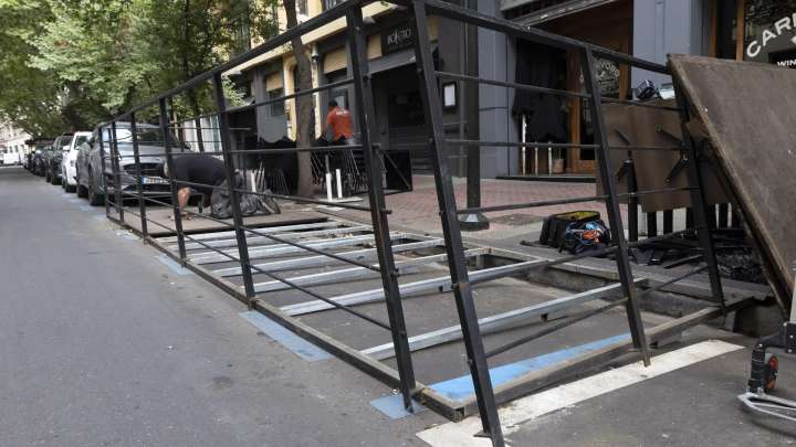 Se pide a los bares con terraza en calzada que limpien los bajos y actúen contra las plagas