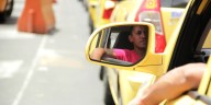 Ignoró a los peatones y condujo por zona exclusiva en Bogotá: la descarada maniobra de un taxista quedó en video