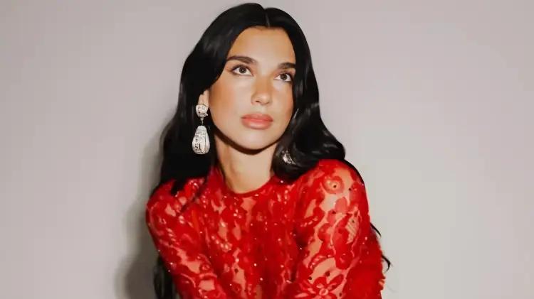 Dua Lipa rompe con su representante por conflicto político en Glastonbury