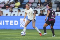 Deadspin | Reign vault into fourth place; rally to edge Courage
