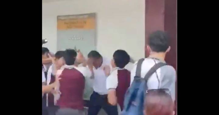 VIDEOS: Estudiantes del CETIS 78 en Tamaulipas casi linchan al director del plantel por acusaciones de acoso sexual