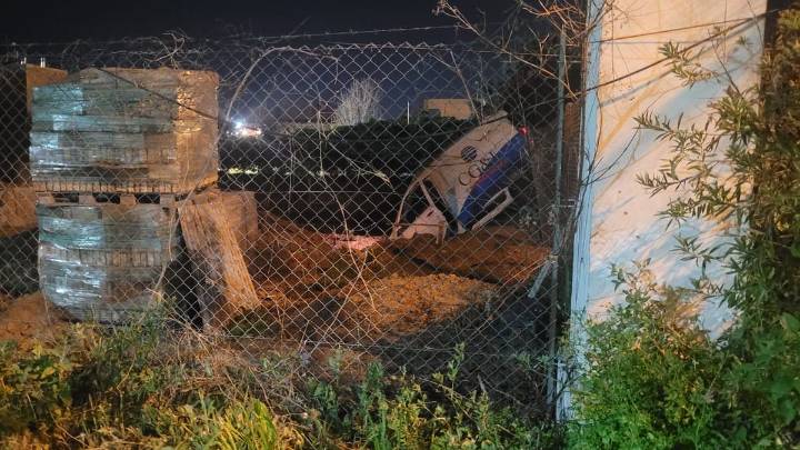 Una persecución policial terminó con una ambulancia dentro de una pileta de Funes