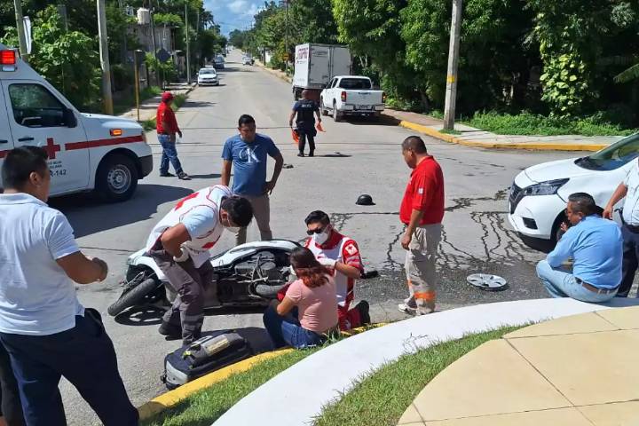 Choca por no ceder el paso: Conductor impacta a motociclista y resulta herida en Felipe Carrillo Puerto
