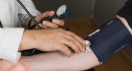 Presión alta en jóvenes: causas del aumento y claves para prevenirla