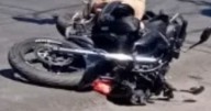 Fuerte choque entre dos motos en pleno centro: uno de los involucrados sería policia