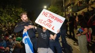 Un grupo de manifestantes prende fuego en las inmediaciones de la residencia de Netanyahu en Jerusalén