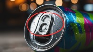No es por estética: para qué sirve el agujero del anillo de la lata de gaseosa
