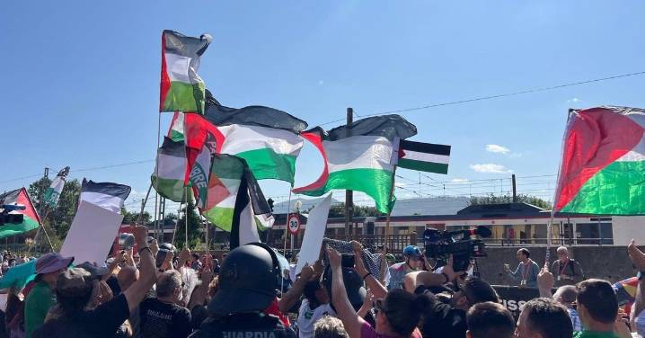 Banderas y gritos por Palestina vuelven a marcar la salida de etapa: "Israel asesina, La Vuelta patrocina"