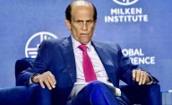 Quién es “el rey de los bonos basura”, el megamillonario que visita Milei