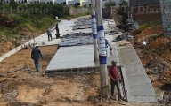 Instalan en Parral cemento entre postes, a media calle