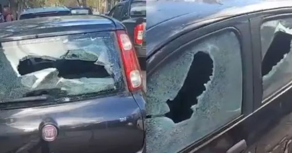Ataque de furia en la puerta de una radio: una mujer destrozó autos con un palo de hockey