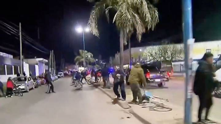 Apedrearon el auto de Milei a la salida del acto en Moreno