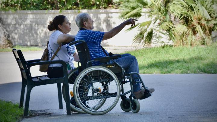 Catalunya reducirá el proceso de valoración de la dependencia de un año a dos meses