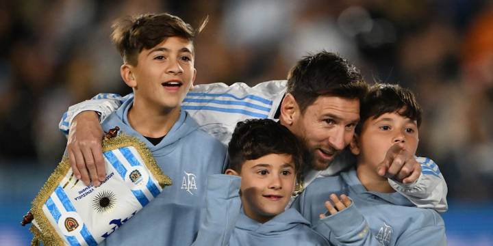 Lo que no se vio de la despedida de Messi en Argentina: el permitido a los jugadores, el cántico frustrado y la visita de lujo al vestuario