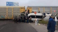 Tren arrolla un autobús en Atlacomulco; hay varios heridos