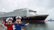 La policía alemana irrumpe en el nuevo crucero de Disney pocos días después de su inauguración y arresta a dos de sus empleados