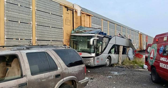 Tren arrolla a autobús que intentó ganar el paso en Atlacomulco: Hay 10 personas muertas y 47 heridos