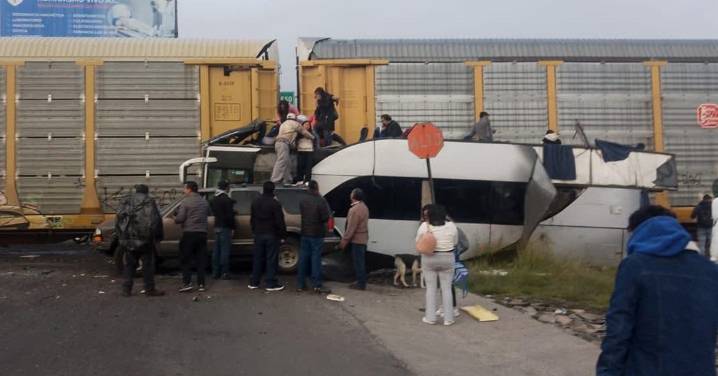Tren arrolla autobús y deja 8 muertos en el Estado de México