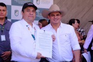Gobernador Zorro firma decreto para la construcción de clínica veterinaria universitaria