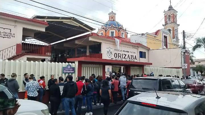 Regreso a clases en Orizaba inicia entre prisas y tráfico vehicular