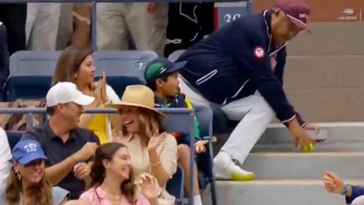 US Open fan makes smart decision to avoid 'Phillies Karen' controversy as viewers spot kid ball gift moment