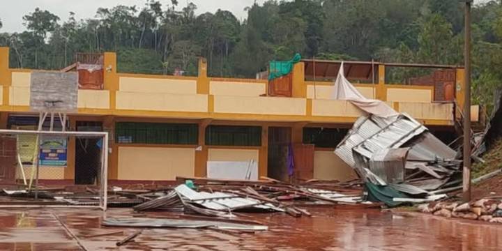 Vientos y lluvias arrancan techo de colegio en Pangoa y dejan a decenas de escolares sin aulas